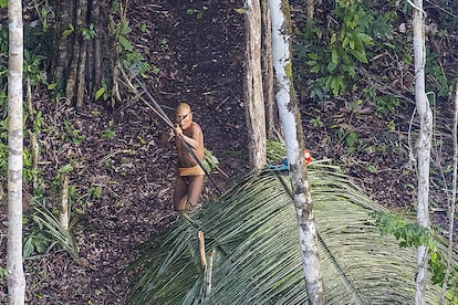 Um dos índios isolados fotografado no Acre em 2016 durante um sobrevoo. Integrantes do mesmo povo já visitaram um povoado naquela região da Amazônia brasileira, na fronteira com o Peru.