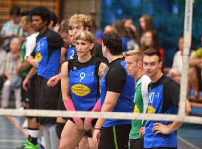 Tifanny jogando pelo Dero Zele-Berlare, time masculino da Bélgica.