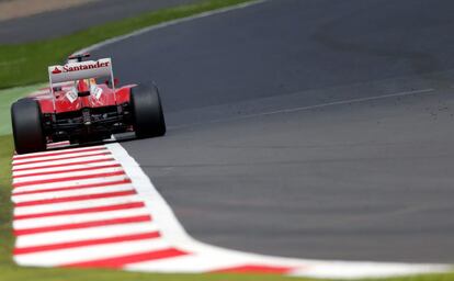 Fernando Alonso lidera la carrera a falta de cinco vueltas para el final.