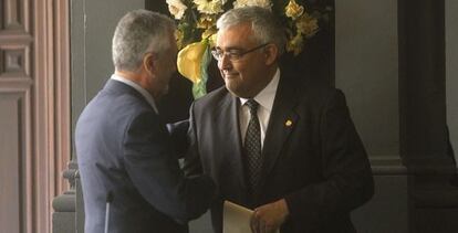 El rector de la Universidad de Sevilla saluda al presidente de la Junta.
