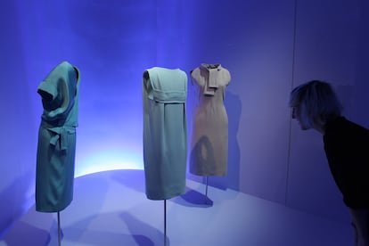 Los trajes diurnos pueden resultar menos espectaculares, pero son esenciales para comprender la forma en que Balenciaga innovó en la silueta femenina. En esta vitrina se recogen tres diseños que muestran el énfasis y elaboración que ponía en la espalda. El vestido de la derecha pertenció a Grace Kelly y es de 1952.