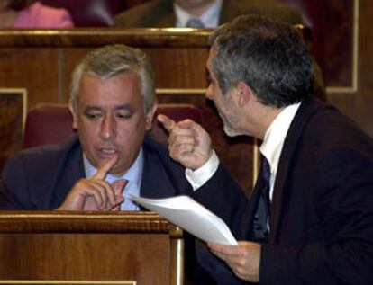 Gaspar Llamazares (derecha) discrepa con Javier Arenas durante la sesión de control en el Congreso.