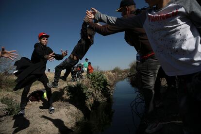 Migrantes cruzan el río Grande desde Ciudad Juárez hacia EE UU, el 29 de marzo de 2023.