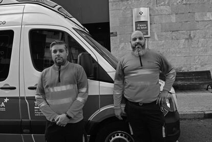 Santos (izquierda) y Alberto posan frente a su ambulancia, en el Centro de Salud de Ventanielles, en Oviedo.