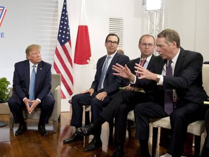 El primer ministro japonés, Shinzo Abe, el presidente de Estados Unidos, Donald Trump, el secretario del Tesoro de EE UU, Steve Mnuchin, el jefe de personal de Donald Trump, Mick Mulvaney, y el secretario de comercio de EE UU Robert Lightizer durante la cumbre del G7 en Biarritz.