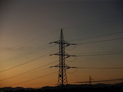 Tendidos eléctricos, cerca de una subestación en la zona norte de Madrid.