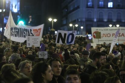 Carteles con reivindicaciones feministas entre la multitud congregada en la Puerta del Sol.