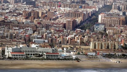 Visión panorámica del barrio de El Cabanyal. Al fondo, la avenida de Blasco Ibáñez.