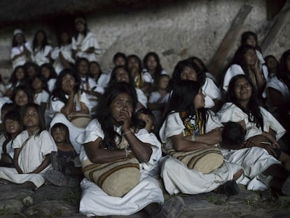 Integrantes de la comunidad arhuaco durante la proyección de una película, en noviembre de 2022.