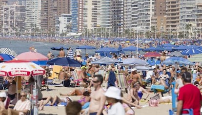 La playa de Levante de Benidorm al inicio de esta Semana Santa.