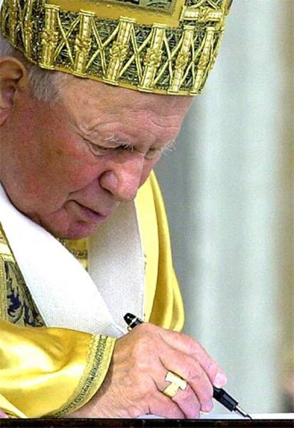 Juan Pablo II, en el momento de firmar una carta apostólica el 6 de enero de 2001 en el Vaticano.