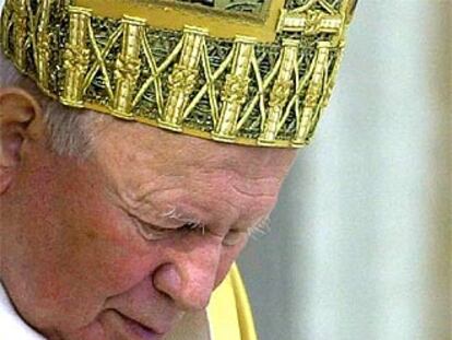 Juan Pablo II, en el momento de firmar una carta apostólica el 6 de enero de 2001 en el Vaticano.