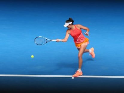 Muguruza devuelve la pelota en el partido contra Flipkens.