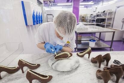 Cadbury World, la antigua fábrica de los chocolates Cadbury (a unos ocho kilómetros al sur de Birmingham) invita a conocer la historia del cacao y de la familia Cadbury, así como las máquinas con las que se elabora el más célebre chocolate inglés.