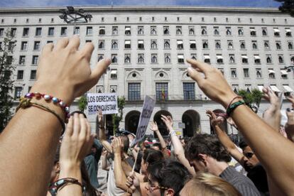 Unas decenas de indignados, frente al ministerio de Trabajo esta mañana.