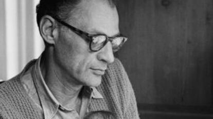 Arthur Miller, con su hija Rebecca en el regazo, retratado en 1962 por su esposa, Inge Morath.
