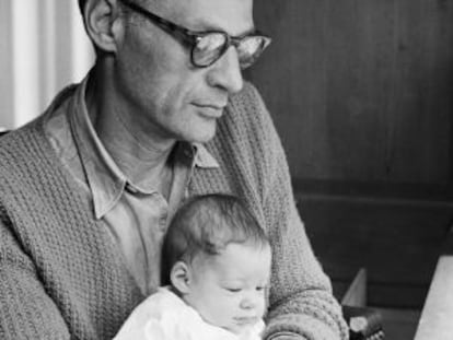 Arthur Miller, con su hija Rebecca en el regazo, retratado en 1962 por su esposa, Inge Morath.