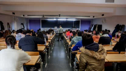 Un grupo de personas en las pruebas de Formación Sanitaria Especializada convocadas por el Ministerio de Sanidad, el 21 de enero de 2023 en Madrid.