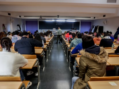 Un grupo de personas en las pruebas de Formación Sanitaria Especializada convocada por el Ministerio de Sanidad, el 21 de enero de 2023, en Madrid (España).