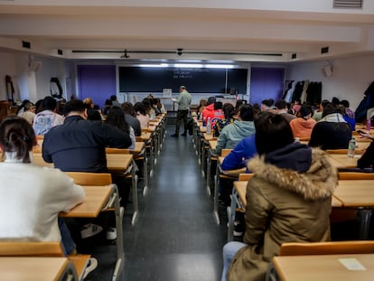 Un grupo de personas en las pruebas de Formación Sanitaria Especializada convocadas por el Ministerio de Sanidad, el 21 de enero de 2023 en Madrid.