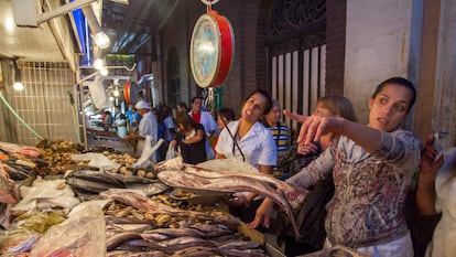 Mujeres compran pescado en un mercado en Santiago (Chile), en una imagen de archivo.