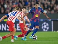 El delantero del FC Barcelona, Lamine Yamal, se lleva el balón ante los jugadores del Atlético de Madrid, Marcos Llorente y Julián Alvarez.