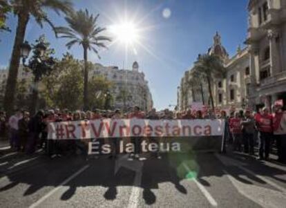 Sindicatos, partidos políticos y el comité de empresa de Radiotelevisión Valenciana (RTVV) durante una concentración ante el ayuntamiento de Valencia en protesta por el cierre de RTVV. EFE/Archivo