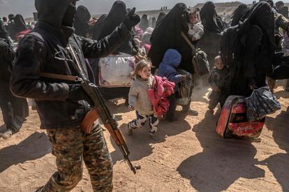 Mulheres e crianças evacuadas de Baghuz chegam em 6 de março a uma área de registro controlada pelas milícias curdas Forças Democráticas Sírias, na província de Deir Ezzor (leste do país).