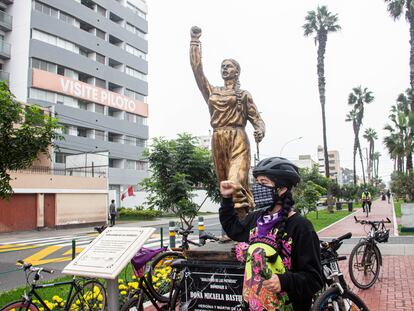 Mariela Meza es feminista y activista del ciclismo en Lima, Perú. Se mueve constantemente en el vehículo a pesar del acoso y de la falta de ciclovías en la ciudad.