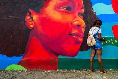 Una estudiante pinta un mural en una escuela en Quibdó, Colombia, en octubre de 2019.