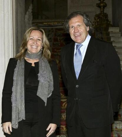 El ministro de Exteriores de Uruguay, Luis Almagro, con su homóloga española, Trinidad Jiménez, durante un encuentro celebrado, el pasado 23 de febrero, en Madrid.