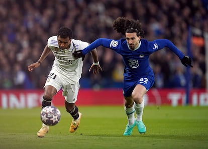 Rodrygo y Marc Cucurella luchan por el balón.