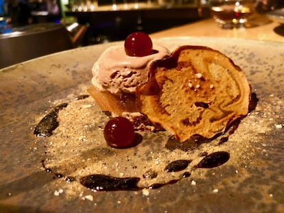 Berenjena confitada, helado de nueces pecán, sal, caramelo balsámico de manzanas y chips de la propia berenjena / Capel