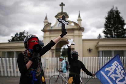 Una manifestante en Bogotá sostiene una cruz durante una protesta contra el incremento de las masacres en Colombia.