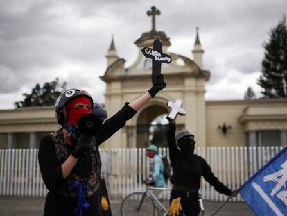 Una manifestante en Bogotá sostiene una cruz durante una protesta contra el incremento de las masacres en Colombia.