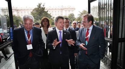 De izquierda a derecha, Felipe González, Juan Manuel Santos y Juan Luis Cebrián, a su llegada al Foro por la Paz en Colombia, en 2015 en Madrid.