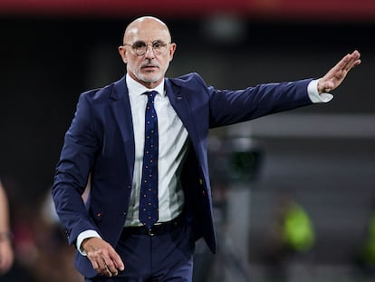 Luis de la Fuente, durante un partido de la selección el pasado octubre en La Cartuja (Sevilla).