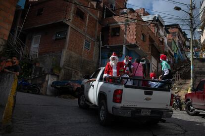 Santa en las Calles es un movimiento que da regalos a los niños en los barrios más pobres de Caracas. 