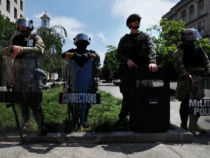 De izquierda a derecha, un soldado de la Guardia Nacional, un agente de prisiones, un policía de operaciones especiales y un policía militar, el miércoles en Washington.