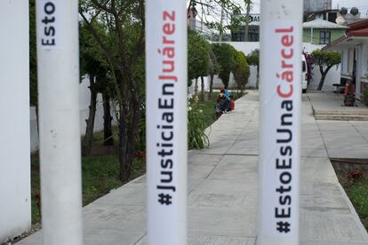 En San Cristóbal de las Casas (Chiapas), oenegés se manifestaron contra el Instituto Nacional de Migración en las inmediaciones del Centro de Atención a Migrantes del municipio pegando algunas consignas en los barrotes, este 29 de marzo.