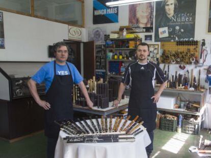 Xosé Manuel y Alfonso Gil, en su taller de gaitas