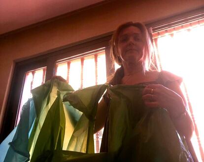 Mamen, en la habitación, con las bolsas de basura que ha puesto para poder tener cortinas.