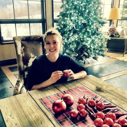 La actriz Katherine Heigl, madre de dos hijos y embarazada de su primer hijo biológico, preparando los adornos rojos para su árbol de Navidad.