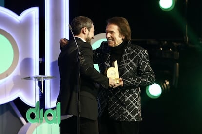 Raphael recoge el Premio Dial a toda su trayectoria de manos de su hijo Manuel Martos Figueroa.