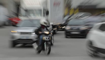  Un motorista circulando por el centro de Barcelona. 