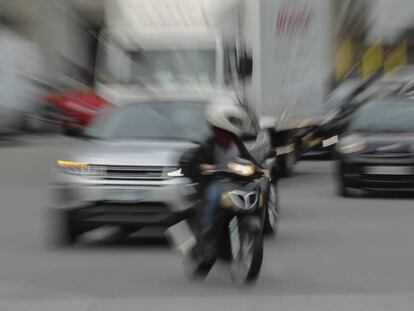  Un motorista circulando por el centro de Barcelona. 