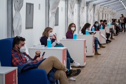 Zona de observación tras recibir la vacuna de la AstraZeneca en el hospital de campaña de Valencia, el pasado lunes.