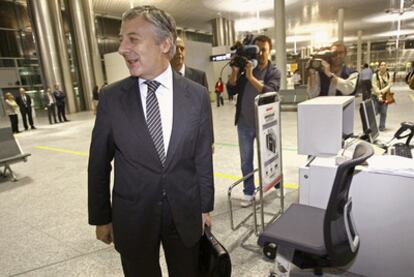 El ministro de Fomento, José Blanco, ayer en el aeropuerto de Lavacolla (Santiago).