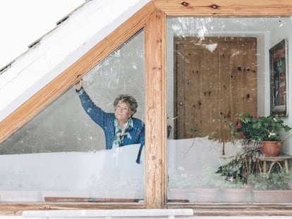 Dacia Maraini observa caer la nieve desde la ventana de su refugio de Pescasseroli.