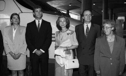 La Infanta Cristina junto a su hermano, el príncipe Felipe, acompañados del rey Juan Carlos y la reina Sofía, durante la inauguración del AVE, el 21 de abril de 1992.